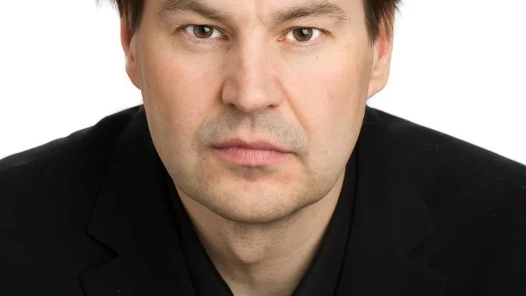 Till Italien. Peter Mattei har precis invigt säsongen på Metropolitan. Nästa uppdrag blir att inviga säsongen på italienska La Scala, ett av de finaste uppdragen en operasångare kan få.