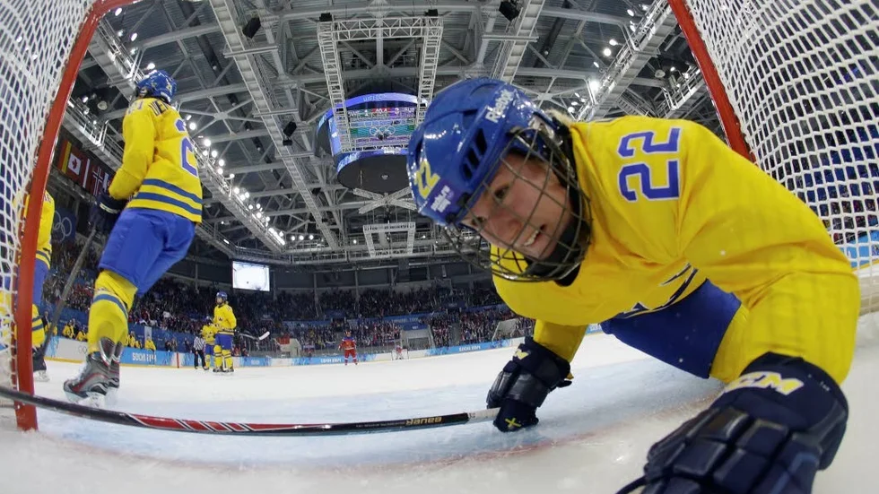 Fotboll. OS-backen i ishockey, Emma Eliasson, spelar fortboll under sommaren med Kiruna FF.