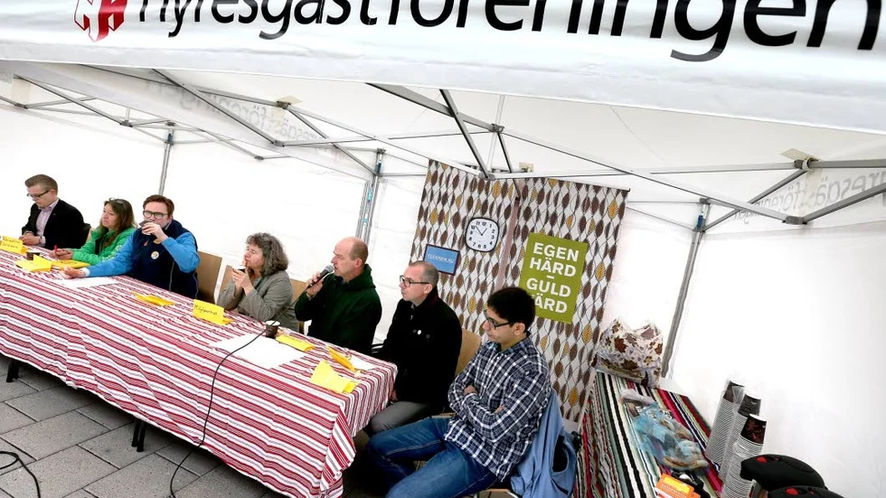 Bostadspolitik. Luleås politiker debatterar bostadspolitik på initiativ av Hyresgästföreningen. Från vänster Anders Josefsson (M), Carola Lidén (C), Thomas Olofsson (FP), Annika Eriksson (MP), Bertil Bartholdsson (V), Niklas Nordström (S) och Daniel Smirat (S-studenter).