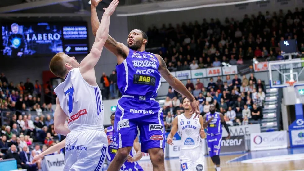 Högst. BC Luleå befäster sin serieledning efter 92–75 hemma mot Jämtland. Här är det Brandon Rozzell som hoppar högst.
