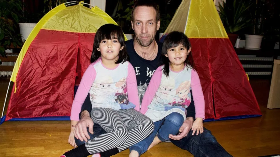 Upprörd. Andreas Engman har döttrarna Johanna- Louise, 5 och Victoria- Lynn 3 på en förskola i Boden. Han är kritisk till att barngrupperna blir större.