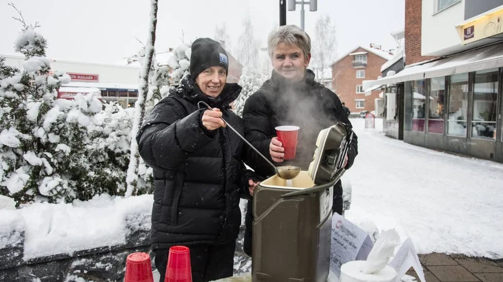Serverade soppa. Kommunalrådet Carina Ask, Miljöpartiet och Lili-Marie Lundström, gruppledare för Centerpartiet, stödjer Ria Oasens  verksamhet och serverade god och varm köttsoppa på Centrumtorget i Boden.