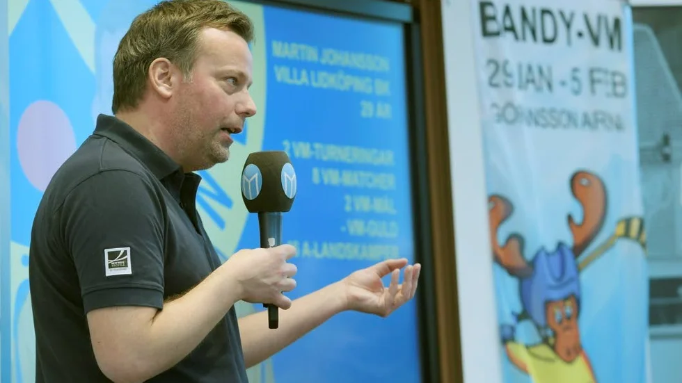 Bandylandslagets förbundskapten Svenne Olsson presenterar Sveriges trupp till bandy–VM.