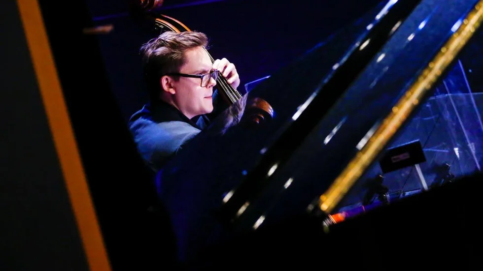 Bas. Petter Olofsson fick ta tolka gästkompositörens musik på hennes eget huvudinstrument.