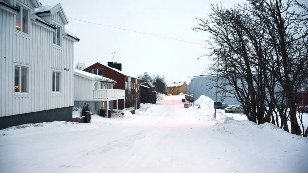GATAN. Olyckan där en kvinna backade på en äldre kvinna som promenerade över vägen hände på Hermelinsgatan bakom sporthallen i Kiruna.