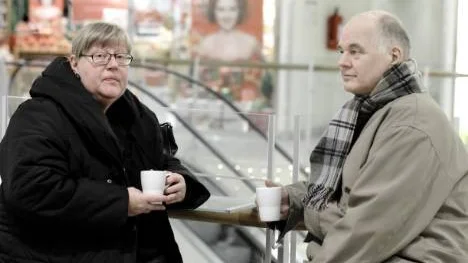Snålt tilltaget fika och lika sparsmakat bemödande. Kristina och Per-Erik Emilsson, från Älvsbyn, är inte nådiga i sin kritik mot landshövding Sven-Erik Österbergs premiär som kalasfixare på residenset.