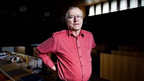 Harry Nyström (V) är en av flera oppositionspolitiker i kommunfullmäktige som är missnöjd med den nuvarande politiska organisationen. Det är ett tjänstemannastyre, säger han.