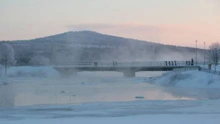 14 grader kallt och dimma vid Verkströmsbron. I bakgrunden Renberget.