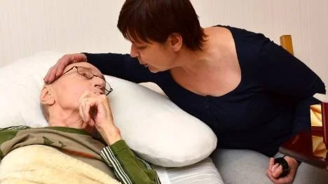 Etthundratusen svenskar har gått ner i arbetstid för att vårda äldre anhöriga. De flesta av dessa är döttrar eller svärdöttrar till den äldre.