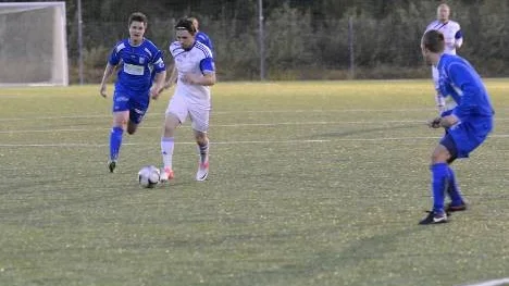 Simon Karlsson gav IFK Arvidsjaur ledningen med 1-0 men det hjälpte inte, gästande Storfors vände och vann torsdagskvällens match på Ringelvallens konstgräs.