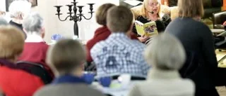 Stämningsfull högläsning på stadsbiblioteket