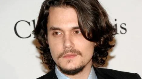 Sångaren John Mayer har opererat halsen och måste vara tyst.