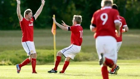 Pär Sundström (längst till vänster), spelande tränare i Hemmingsmark avgjorde derbyt mot Munksund/S - trots att han inte kunde skjuta på grund av en skada.