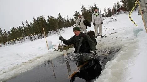 Tillämpat isvaksbad. På skidor och bärandes utrustning fick amfibiesoldaterna åka ned i en isvak, ett av momenten under vinterutbildningen i Arvidsjaur.