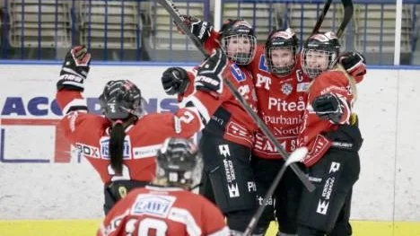 Här är jublet som sen kom av sig. Rebecca Stenberg (i mitten med C på tröjan) trodde att hon kvitterat till 1-1 i den tredje perioden. Men målet dömdes bort på grund av hög klubba - vilket skapade vilda protester. "Det var nog hög klubba", sa hon efter att ha sett PT:s rörliga bilder.