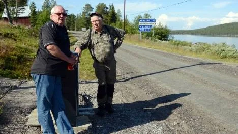 SvenEric Nyström och Sune Östberg, Norra Bergnäs, får bara post och tidningar två dagar i veckan från och med måndag: "Kommunen har svikit oss" menar SvenEric.