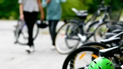Maria gör ibland upp om att följa med en kompis hem efter skolan då hon inte har rätt till skolskjuts. Personerna på bilden har inget med artikeln att göra.