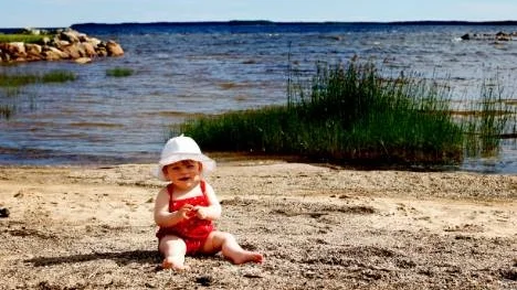 Cornelia Bergström, nio månader, bor i Mellansverige men var uppe i Jävre på besök tillsammans med sin familj. Hon trivdes bra i sanden vid det lilla havsbadet.