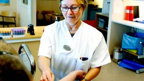 Thory Risberg är biomedicinsk analytiker på Blodcentralen och för henne och kollegorna innebär de nya reglerna för vilka som ska få prövas som blodgivare ingen större förändring.