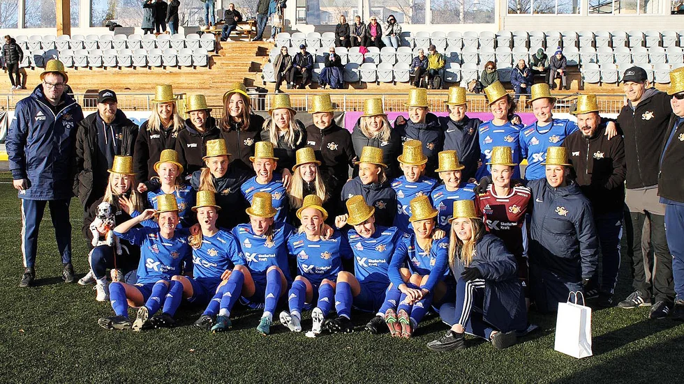 Seriesuveränen Sunnanå SK fick ta på sig guldhattarna efter den avslutande division I-matchen. Nu väntar kval till elitettan.