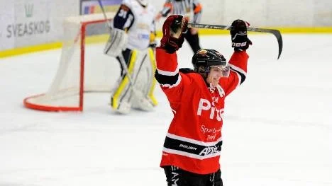 Pär Lindholm har precis fixat segern till Piteå Hockey efter att ha gjort 3-2 på straff. En bonuspoäng som kan bli oerhört värdefull i kampen om en play off-plats.
