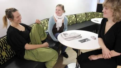 Ida Persson, Amanda Wedberg och Åsa Jönsson studerar till musiklärare. De sågar regeringens förslag om höjt studielån och efterlyser höjt bidrag i stället.