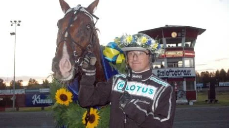 Robert Bergh dominerade Midsommartravet. Fyra vinster och två stalldubblar. Här tillsammans med vinnaren i klassiska Midsommarkransen, Real de Rabut.