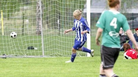 Öjebyns damer svarade inte för någon vidare bra match mot Malmberget. Men ett mål blev det i alla fall för hemmatjejerna.  Här reducerar Jessica Östlund  till 1-2 .