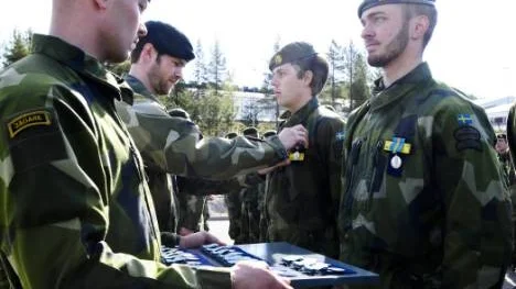 Sebastian Strandberg och  Sebastian Nilsson får sina värnpliktsmedaljer.