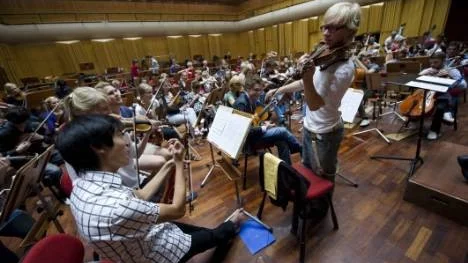 Igår inledde Sveriges ungdomsorkester med musiker från hela landet Östersjöfestivalen i Stockholm under ledning av Esa-Pekka Salonen. Musikerna är mellan 15 och 25 år och bilden är från repetitionerna i Berwaldhallen.