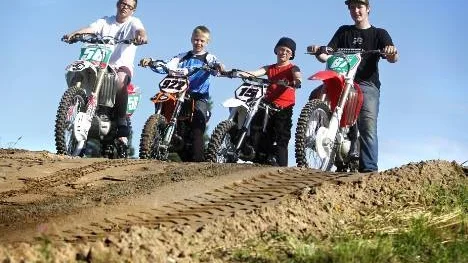 I helgen avgörs en av de fem deltävlingarna i ungdoms-SM i motocross. Från Piteå Motorsällskap tävlar fyra killar, från vänster: Dennis Nilsson, Wilhelm Grankvist, Rickard Andersson och Simon Lundman.