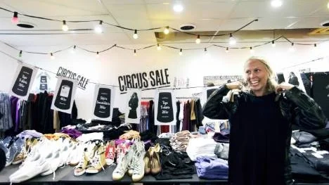 Anneli Olovsson besöker tillfälliga Pitebutiken Circus sale under sin möhippa. Hon har i uppdrag att köpa en outfit för hundra kronor.
