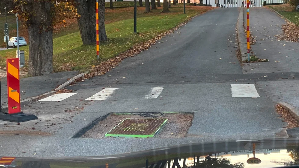 När varningsskylt saknas ökar risken för att hålet i gatan upptäcks för sent och att däcket och fälgen kan få sig en rejäl smäll. Det påtalar Vimmerbybor som undrar varför åtgärderna i Kampbacken tar så lång tid.