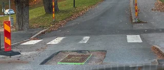 Hål i gatan i flera veckor • Varningsskylt har försvunnit • Skador på minst en bil