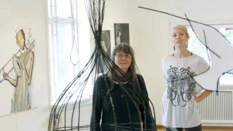 Elisabeth Fogelvik Neideman och hennes dotter Camilla Neideman hade en välbesökt vernissage i Öjebyns biblioteks konsthall i lördags. På bilden står de vid några av den förstnämndas verk.