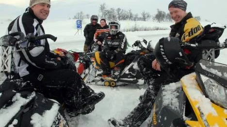 Örjan Sletten, Linda Johansen, Krister Marius, Gabriel Johansen och Espen Norman tillbringar varje vinterhelg i Arjeplogsfjällen för att köra snöskoter.