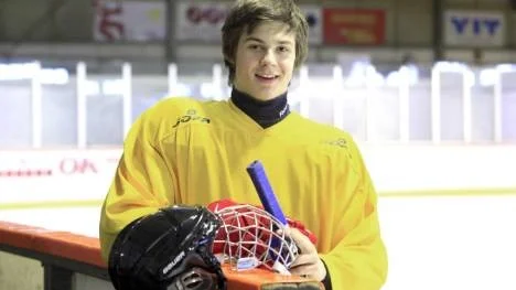 15-årige John Samuelsson från Pitholmsskolan, är en av de elever som deltar på ispassen som skolan erbjuder varje vecka.