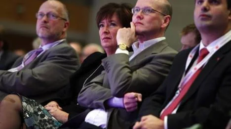 Den socialdemokratiska partiledningen borde ställa sina platser till förfogande, som ett led i den eftervalsprocess som Socialdemokraterna nu måste genomgå, så att medlemmarna har möjlighet att utkräva ansvar för valnederlaget.