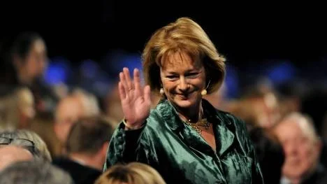 Den svenska regeringen har med kulturminister Lena Adelsohn Liljeroth i spetsen beslutat att Public servicebolagens utvecklingsidéer ska förhandsgranskas innan de får sättas i sjön.