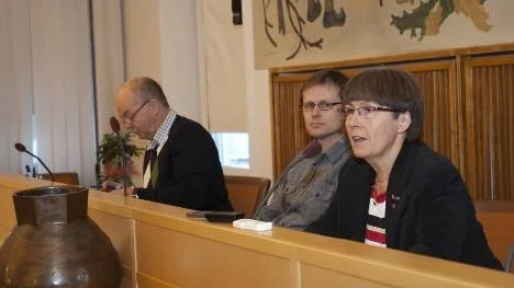 Fullmäktiges nya presidium. Från vänster Sven-Olov Granlund (C), Peter Manner (V) och Eivor Sandström (S).