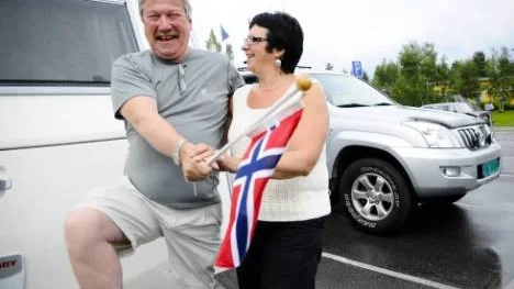 Öyvin Rydningen och Bente Opgård från Alta i Nordnorge är inte ledsna över att campa på Camp Gielas parkeringsplats. Det är så läget ser ut i norra Sverige, enligt dom. "Folk köar i en vecka för att ta sig in på campingar", säger Öyvin Rydningen.