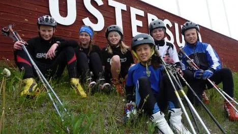Här är Piteåungdomarna som deltog på Camp Södergren sommarskidskola i Östersund, från vänster: Marcus Karlsson och Emilia Häggbom, Piteå Skidskytteklubb, Julia Johansson, David Sandlund och Edwin Bäckström, Norrfjärdens IF och Louise Roslin, Storfors SK (längst fram).