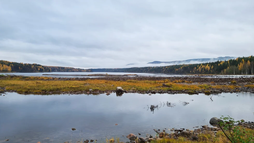 Stilla frid. De mjuka färgernas tid råder. Just här vid Storforsen, fotat av Eva Ericsson.