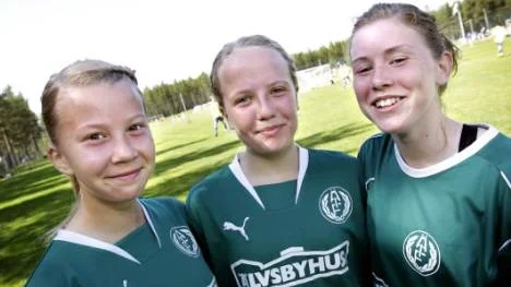 Älvsbynd tre glada målskyttar i den första gruppspelsmatchen mot Sandåkern, från vänster: Elvira Nordström, Anna Berglund och Lisa Renlund.