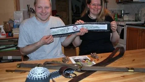 Hans-Olov Wikström och Karin Brännström skippar ringarna och kommer istället att bindas samman med ett vigselband den 13 augusti.