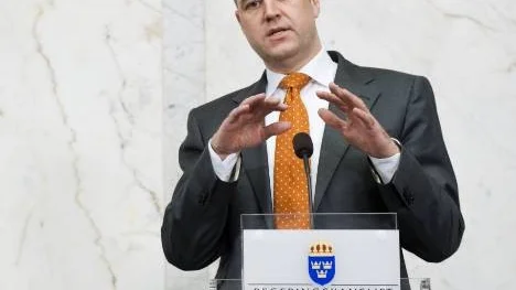 Fredrik Reinfeldt fortsätter att försvara hemliga partibidrag med förklaringen att ett bidrag till ett parti är att jämställa med en röst på partiet och att Moderaterna inte vill bidra till att röja valhemligheten.
