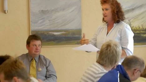 Kommunalrådet Jerry Johansson, s, och Annette Rylén, v,  var några som diskuterade försvarsfrågan vid fullmäktigesammanträdet i måndags. Nu har ett tvärpolitiskt uttalande antagits där förslaget att lägga ned jägarbataljonen beskrivs som "obegripligt".