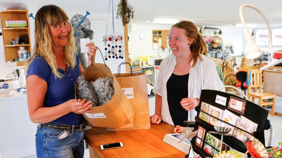 Gårdsförsäljning. Josefin Lundberg betjänar kunden Catrine Kostenius. Arbetet på gården Eufåria varierar över året och Josefin Lundberg tycker det är trevligt att kunna sälja produkterna hon utvinner från fåren på gården.