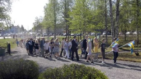 Festlig värre var det när de exemensuppklädda låg- och mellanstadieeleverna från Ringelskolan tågade upp till avslutningsceremonin i kyrkan.