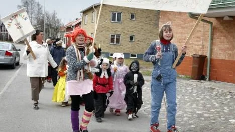 Förskolorna i Björklunda rektorsområde firade förskolans dag med att tåga fram i ett färgsprakande karnevaltåg utklädda till allt från prinsessor, lejon, troll till sagofigurer och superhjältar.